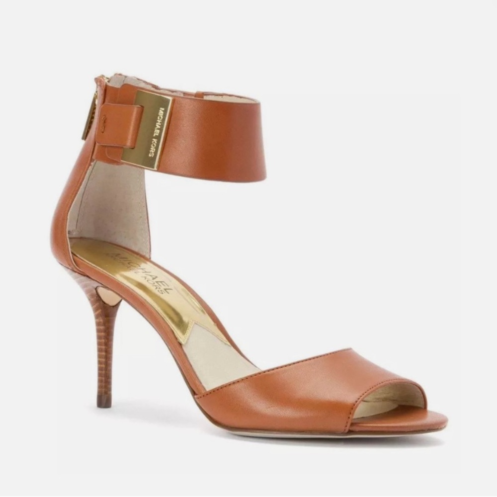 MICHEAL KORS GUILIANA OPEN TOE SANDALS, SAND COLOR SIZE 8